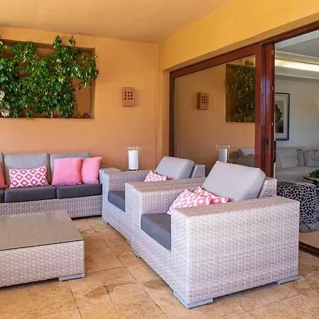 First Line Beach Complex Εστεπόνα