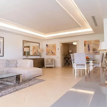 First Line Beach Complex Εστεπόνα